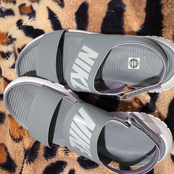 Nike Shoes - 💣Nike slip ons💣
